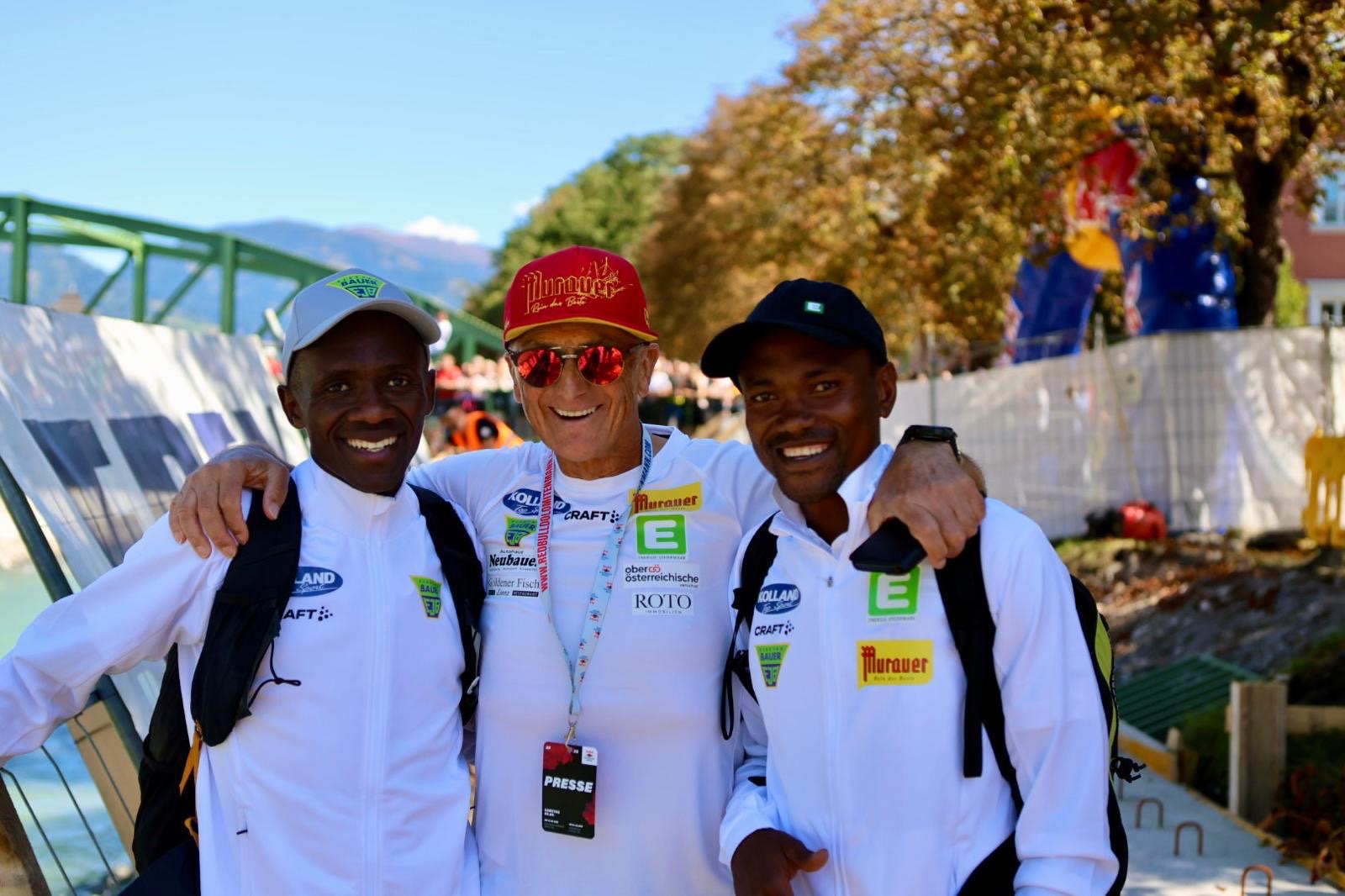 Der stolze Teamchef mit unseren Bergläufern Philemon Kiriago und Richard Atuya 