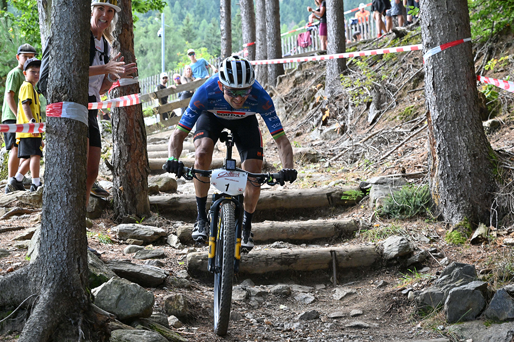 Hector meistert gekonnt die holprige Mountainbike-Strecke