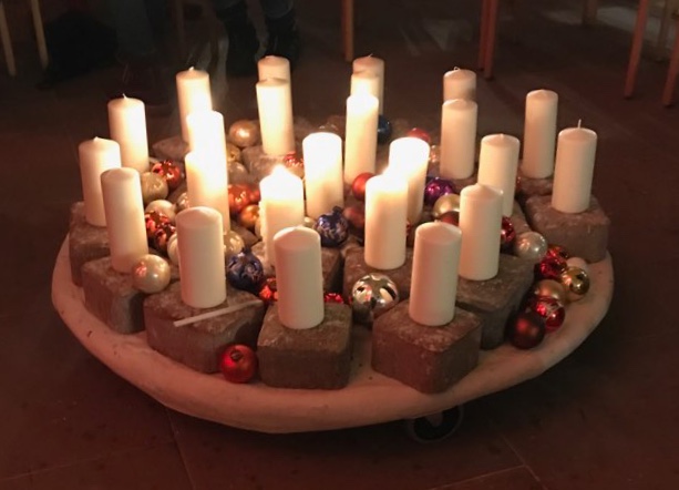 Glockenklang und Kerzenschein - ein schöner Start für die Lesung in der Handorfer Kirche.