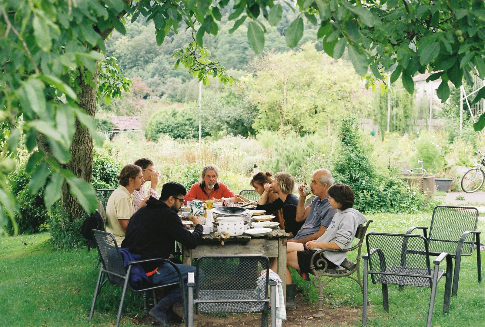 Gemeinsames Mittagessen unter dem Nussbaum. Foto: Kaarel Kuusk