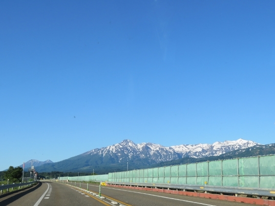 上越自動車道から望む妙高山。