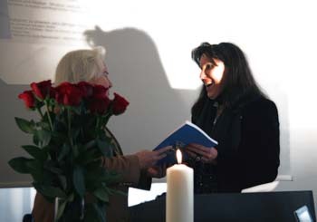 Übergabe der Festschrift von Frau Margarethe Laurent-Cuntz an Beatrice Ganz