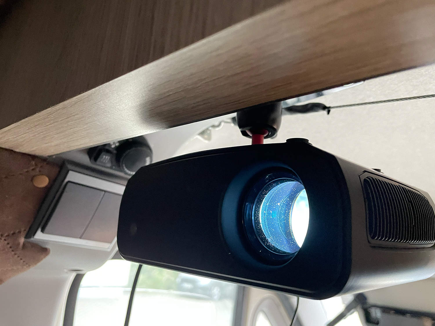 Tausche Fernseher gegen Beamer - neues Gadget für das Cruisemobile.