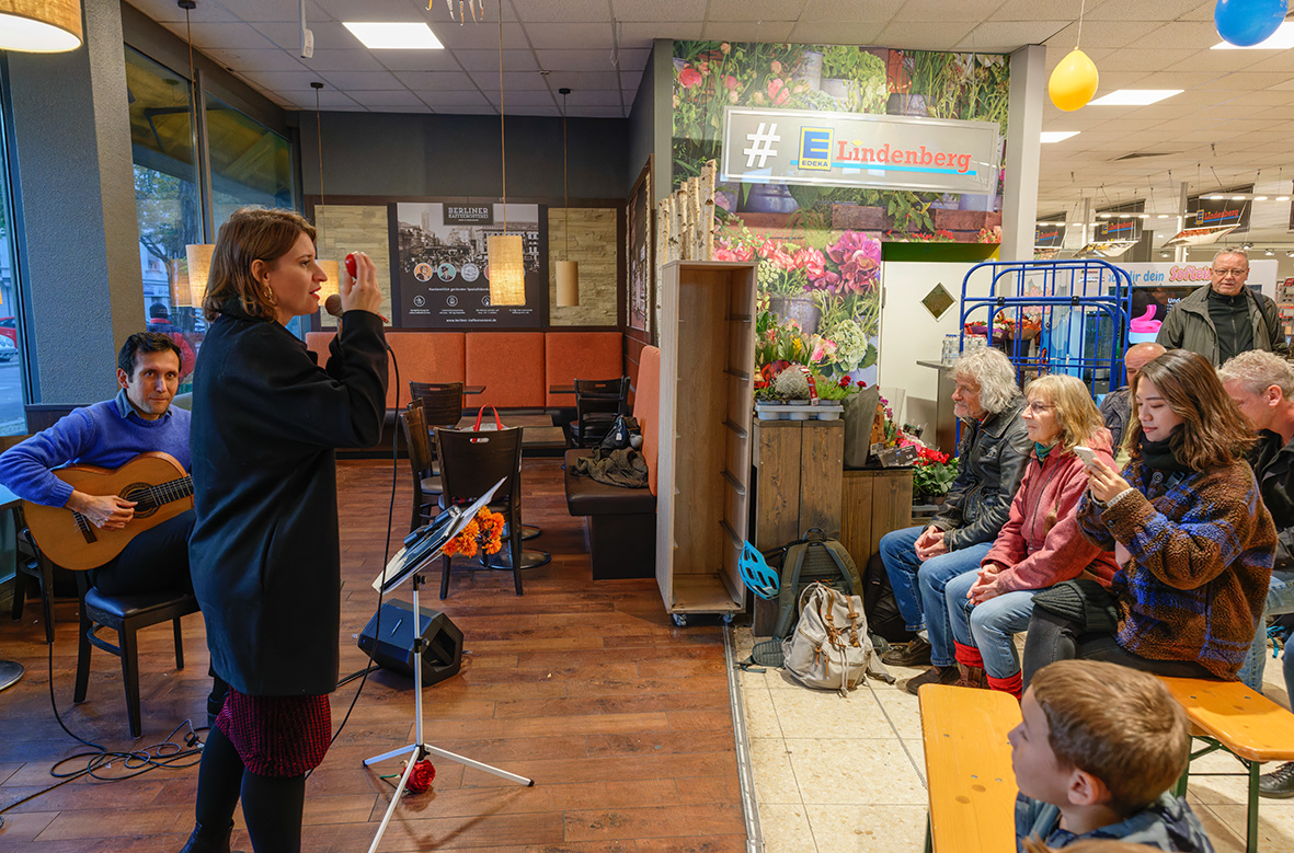 Babel Collage im EDEKA, Foto: Oliver Richter