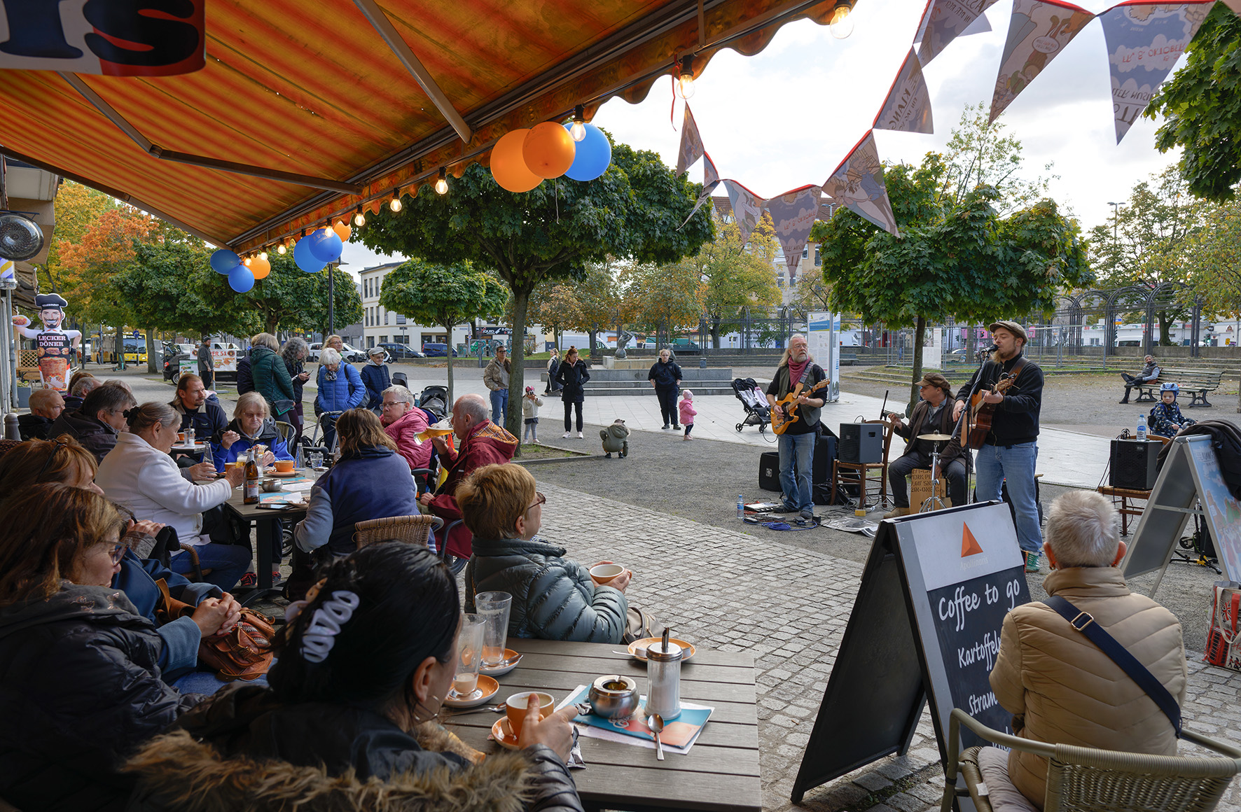 Lari und die Pausenmusik vor dem Café Torten-Träume, Foto: Annette 