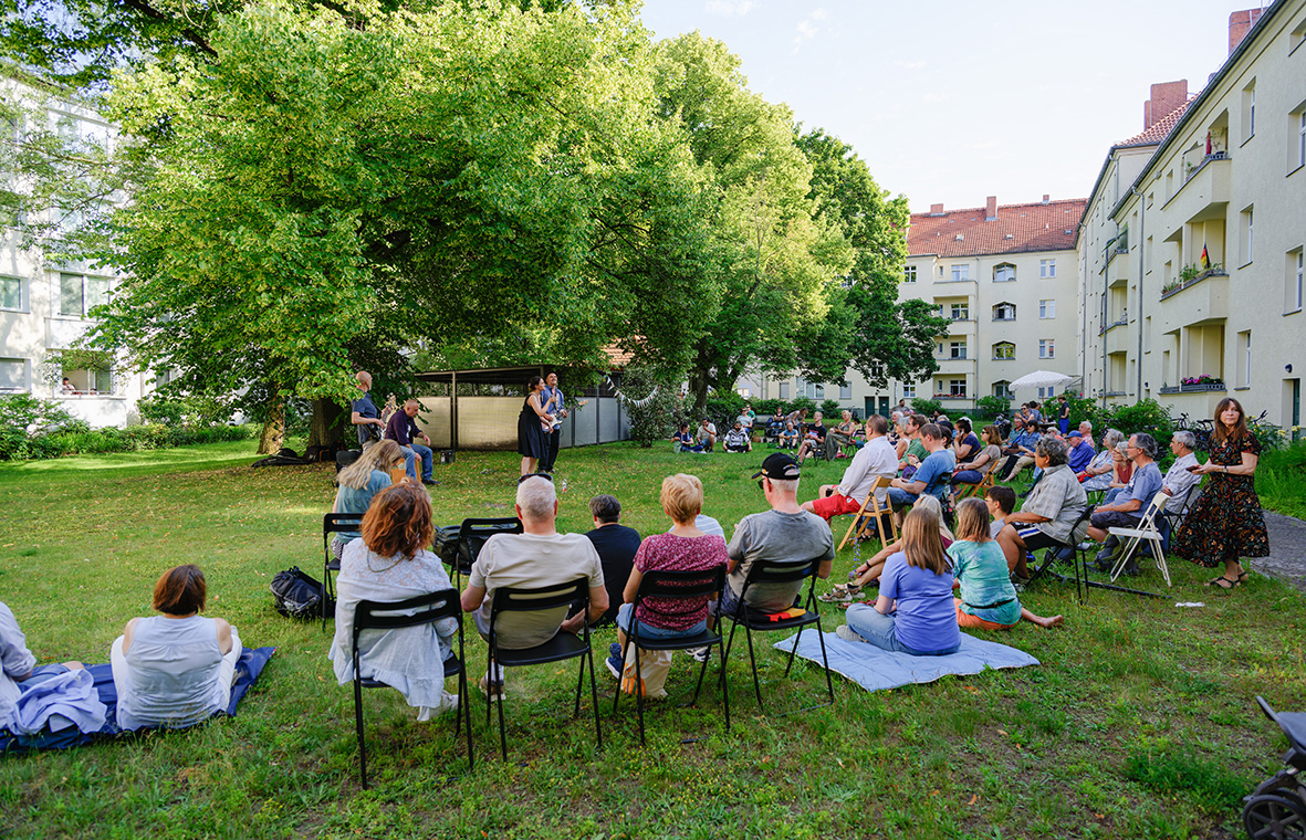 BlauViolett im bbg-Innenhof, Foto: Antonia Richter