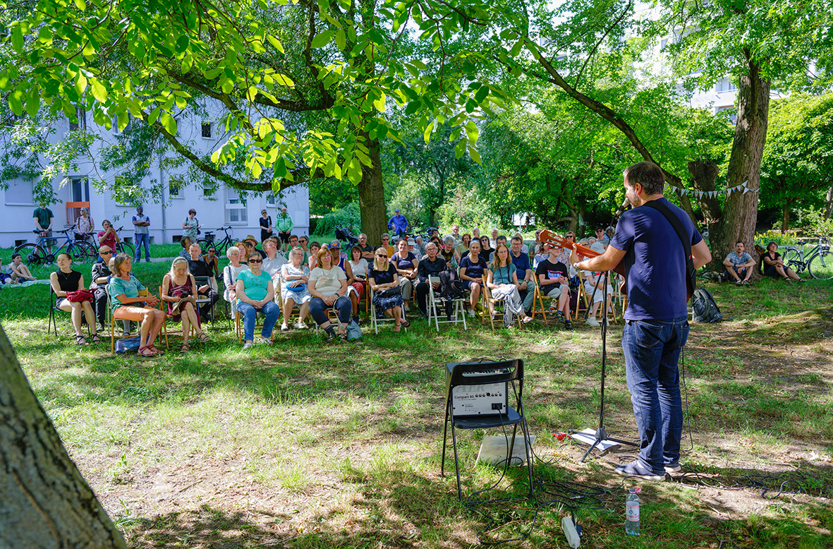 Antoine Villoutreix vor dem Wohn!Aktiv-Haus, Foto: Oliver Richter