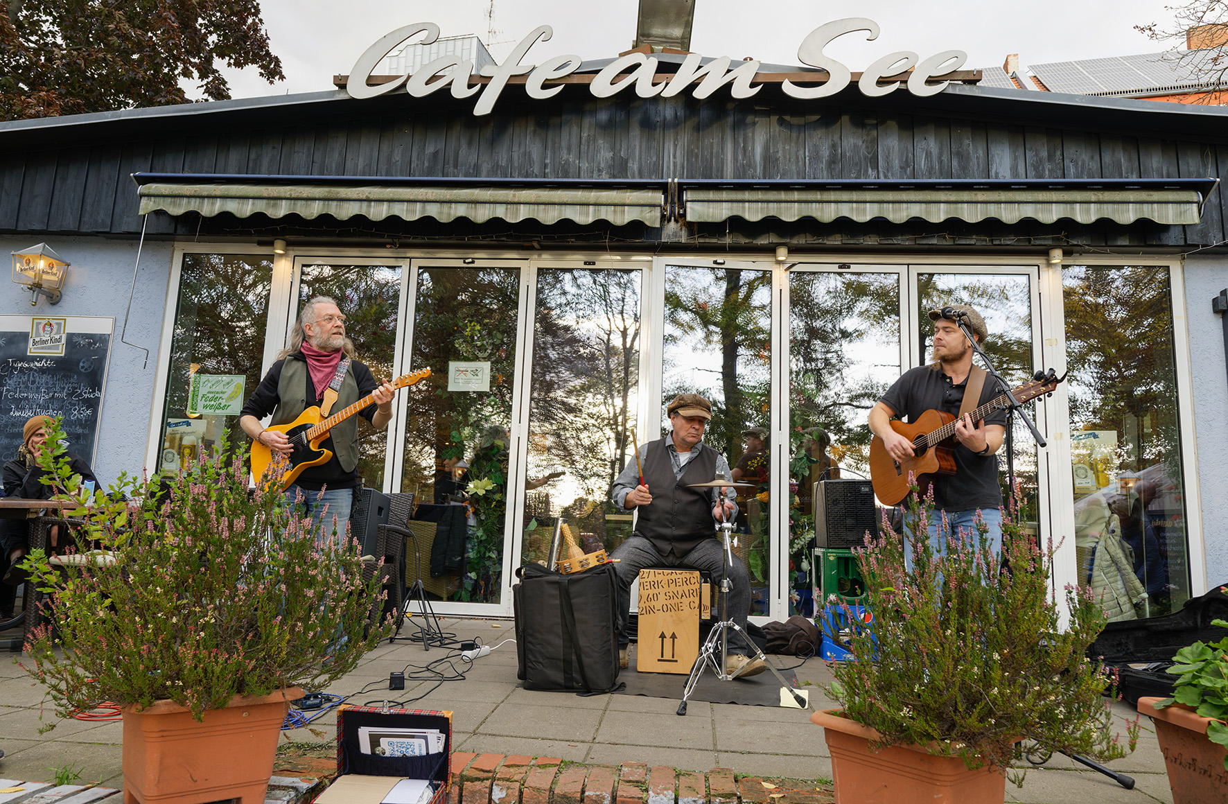 Lari und die Pausenmusik beim Café am See, Foto: Annette Richter