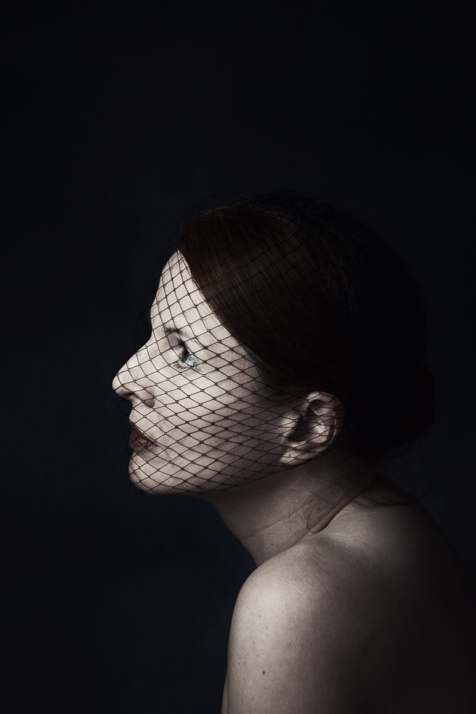 Manuela Deigert Projekte Selbstportrait im Profil mit Netz im Gesicht