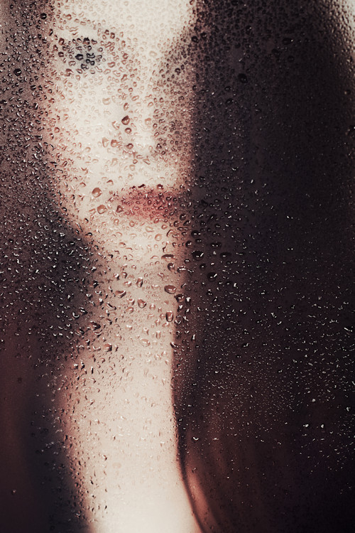 Manuela Deigert Projekte Last tears Melancholisches Selbstportrait im Anschnitt hinter einer Scheibe mit Wassertropfen