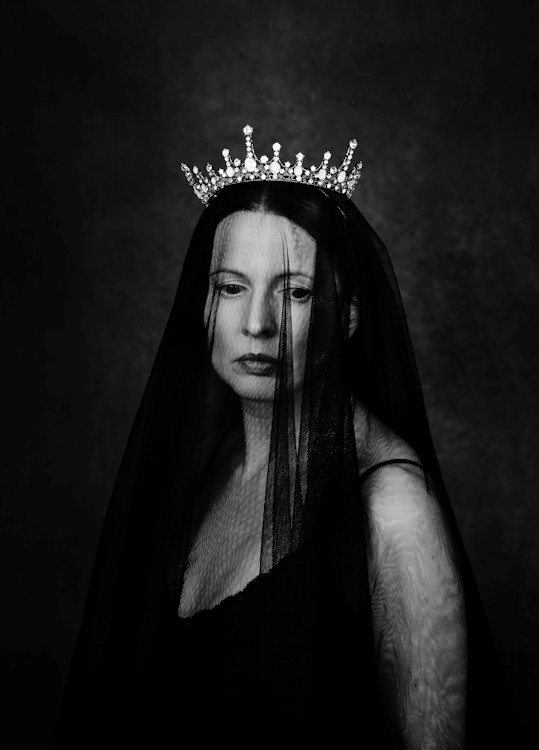 Manuela Deigert Bildsprache schwarzweißes Selbstportrait als melancholische Königin mit schwarzem Schleier und Krone