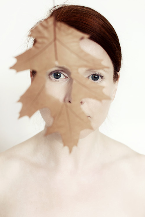Manuela Deigert Bildsprache, Selbstportrait mit einem Herbstblatt und Guckloch