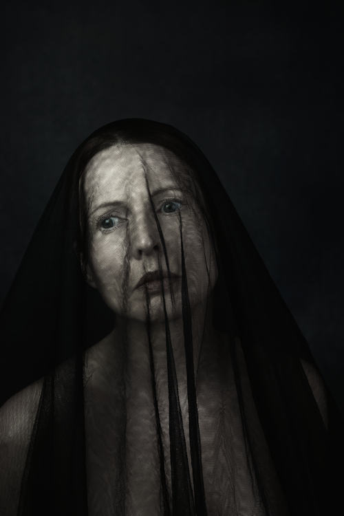 Manuela Deigert Projekte Dunkles Selbstportrait mit schwarzem Schleier