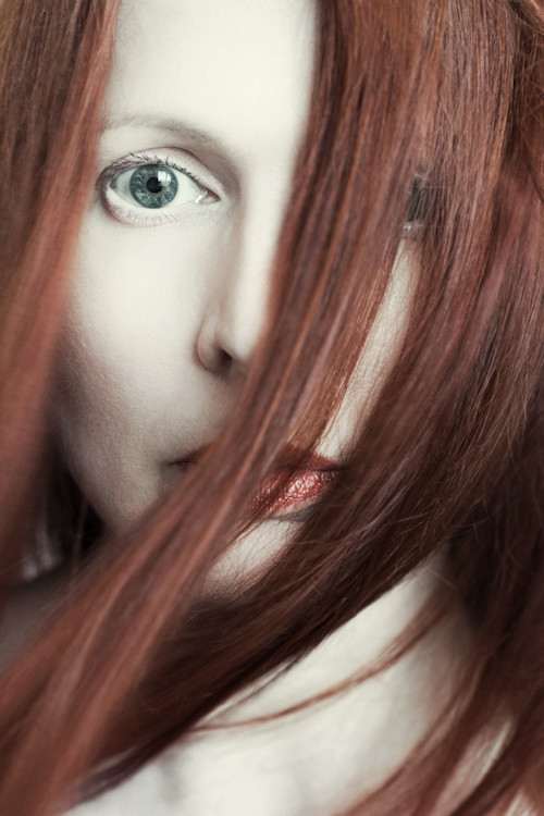 Manuela Deigert Bildsprache, Selbstportrait mit wehenden roten Haar vor dem Gesicht