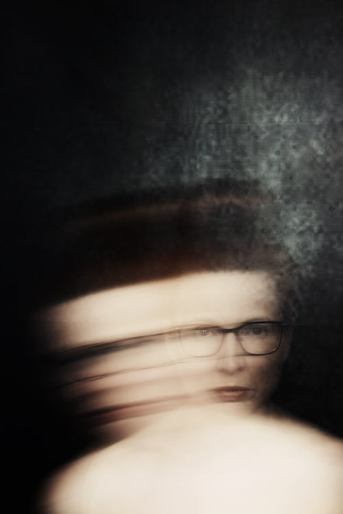 Manuela Deigert Projekte Inner conflict Frauenportrait Gesicht in seitlicher Bewegung dynamisch unscharf