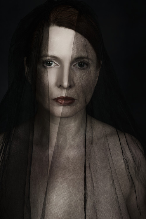 Manuela Deigert Bildsprache Selbstportrait zum Teil bedeckt mit einem schwarzen Schleier