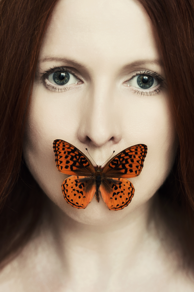 Manuela Deigert Bildsprache Selbstportrait mit Schmetterling im Mund