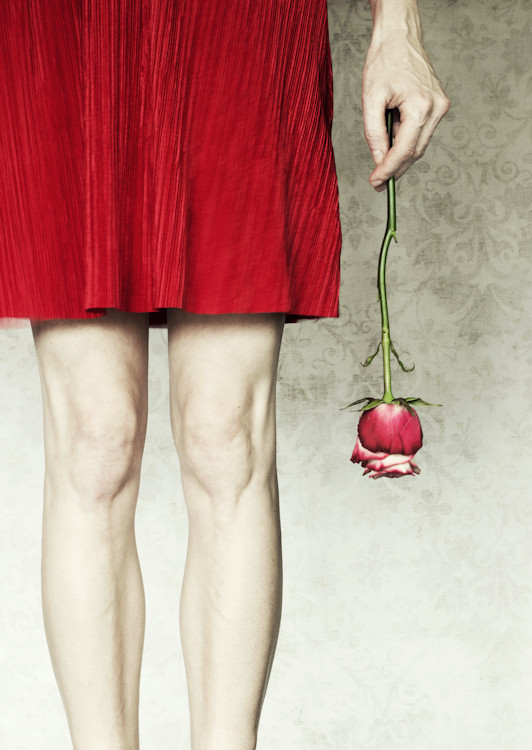 Manuela Deigert Bildsprache, Selbstportraitanschnitt mit rotem Rock, eine rote Rose nach unten haltend