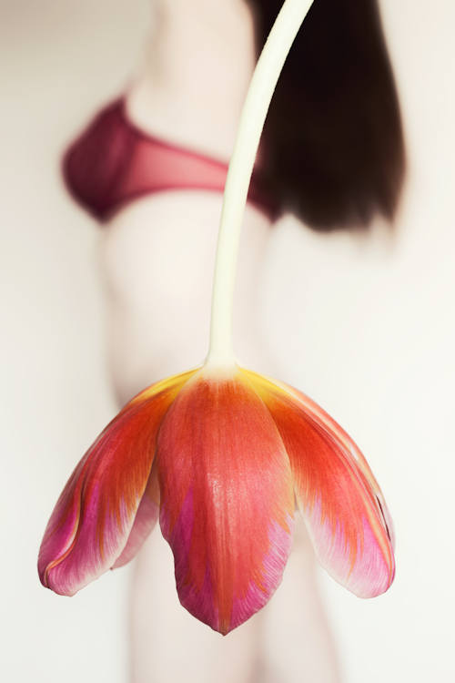 Manuela Deigert Projekte Springtime Selbstportrait mit Tulpenblüte als Rock