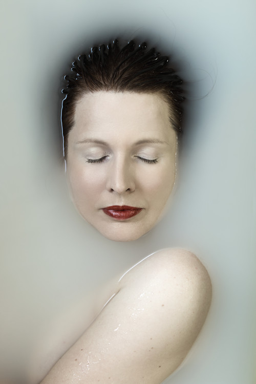 Manuela Deigert Bildsprache, Selbstportrait im Milchbad einer Badewanne