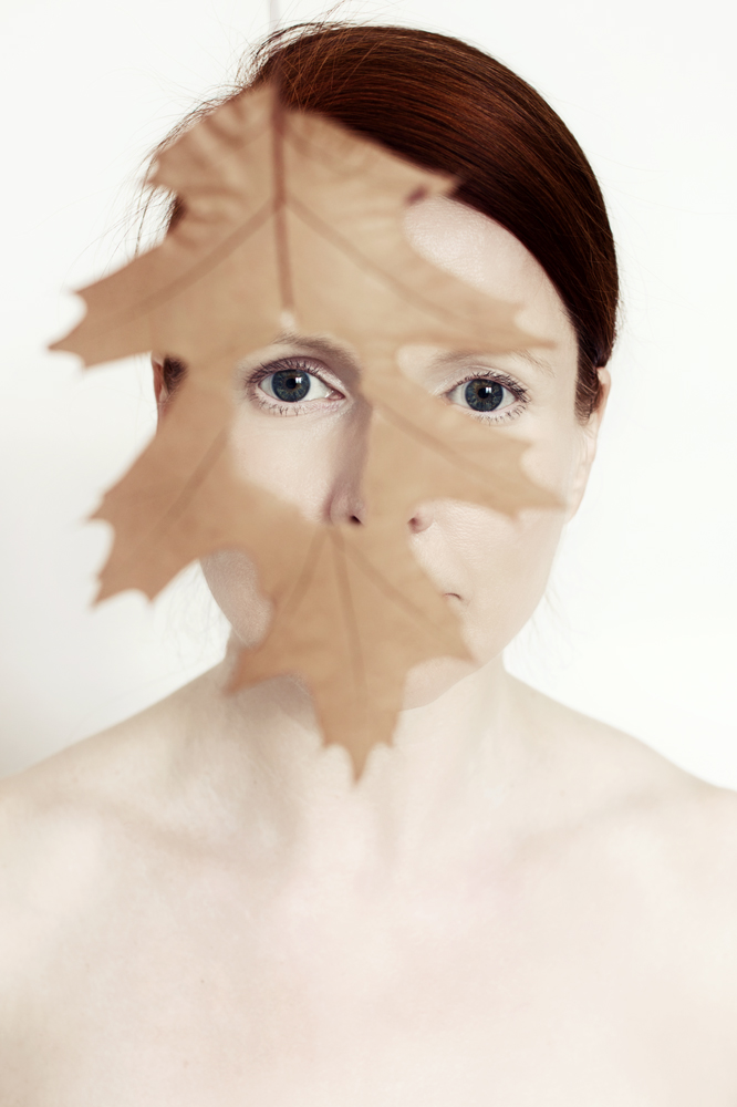 Manuela Deigert Bildsprache Selbstportrait mit Herbstblatt und Durchblick