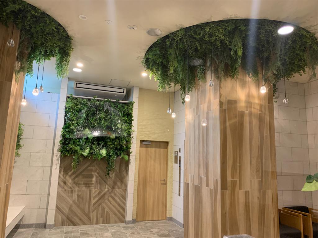 集合住宅の人工植物による室内壁面緑化