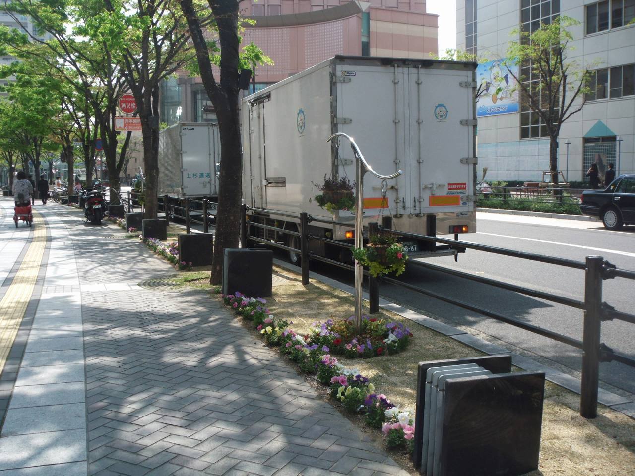 商業施設外周の花壇