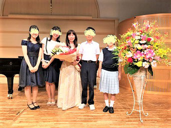 発表会終了後、上級生達と記念写真撮影　大田区東雪谷｜羽金ピアノ教室