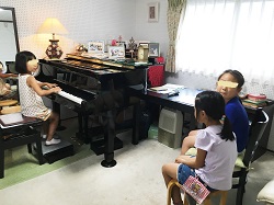 小学生３人でグループコンサートの様子｜大田区東雪谷羽金ピアノ教室