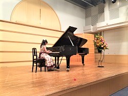 発表会の演奏風景（女の子演奏中）　大田区東雪谷｜羽金ピアノ教室