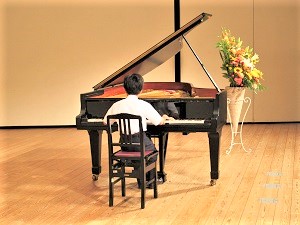 発表会の様子(中学生演奏中）　大田区東雪谷｜羽金ピアノ教室