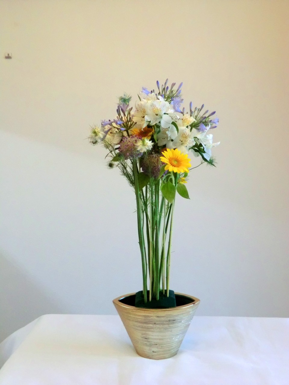 高く挿された花