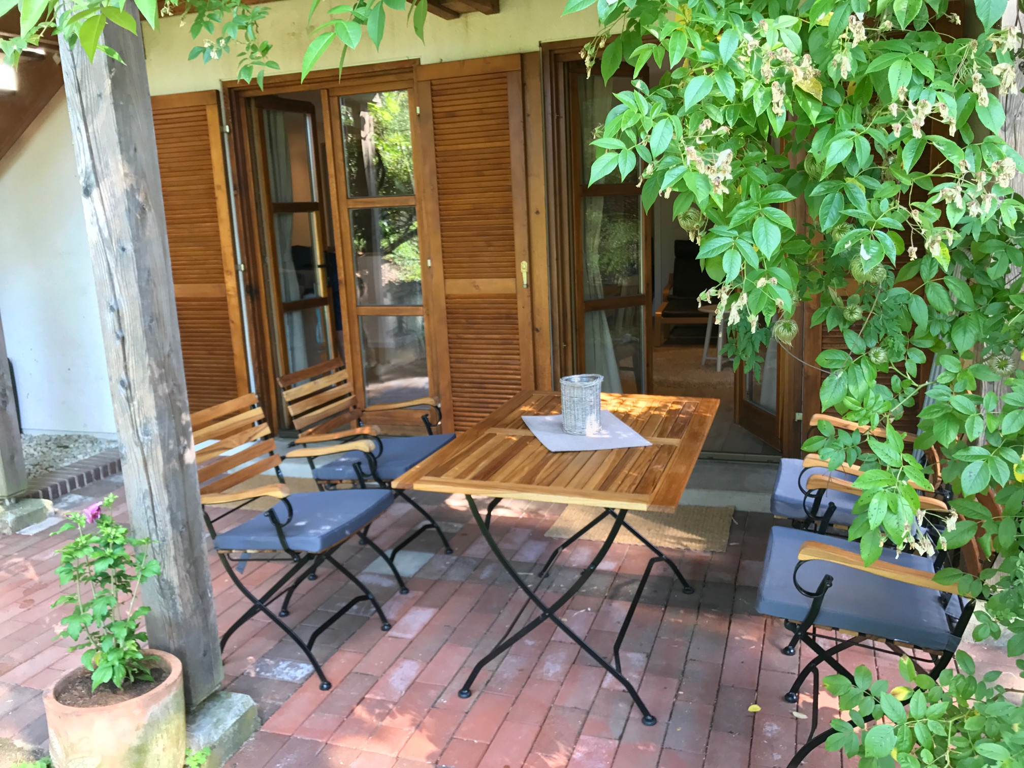 Überdachte Terrasse mit Blick in den großen Garten