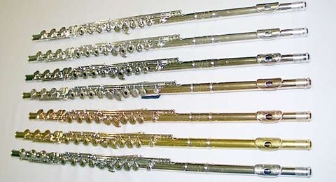 Fûtes en maillechort argenté, argent, argent plaqué-platine, or 9, 14 et 24 carats, et platine.