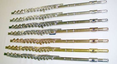 Querflöten aus Neusilber versilbert, Silber, Silber verplatiniert, 9, 14 und 24 Karat Goldlegierungen und Platin.
