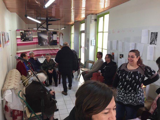 Peu à peu on s'installe pour les échanges et la lecture des textes écrits par passants ou participants assidus du projet. 