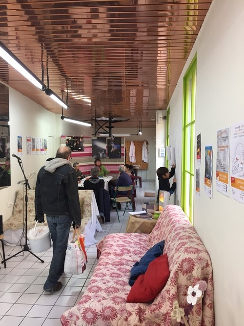 Les ateliers se poursuivent à l'intérieur...