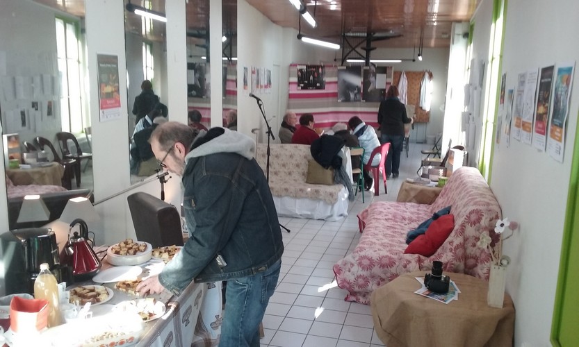 Les premiers ateliers d'écriture démarrent tandis que la préparation de l'accueil se poursuit.