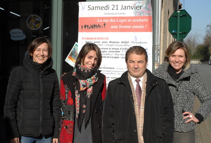 Monsieur le Maire nous rend visite, joyeusement entouré de Muriel, Animatrice du quartier prioritaire, Lucie, Présidente d'ArMulETe et de Céraphie, Conseillère citoyenne (de gauche à droite) .