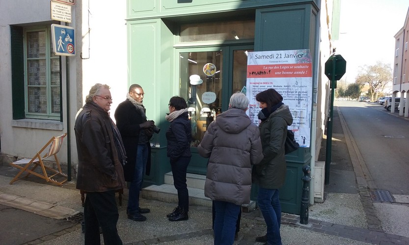 ... on échange avant d'entrer.