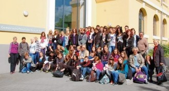 Multi-kulti: Lehrer und Schüler aus Frankreich und Nordfriesland vor der Gemeinschaftsschule Husum-Nord. Foto: Karen Petersen
