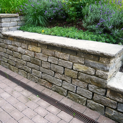 Hinterbetonierte Muschelkalk-Mauer mit Abdeckplatte