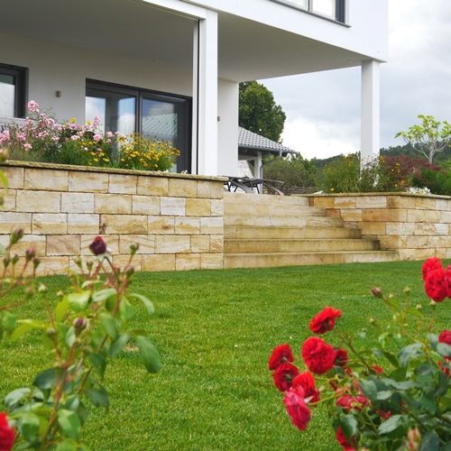 Gartenmauern aus gelbem Sandstein