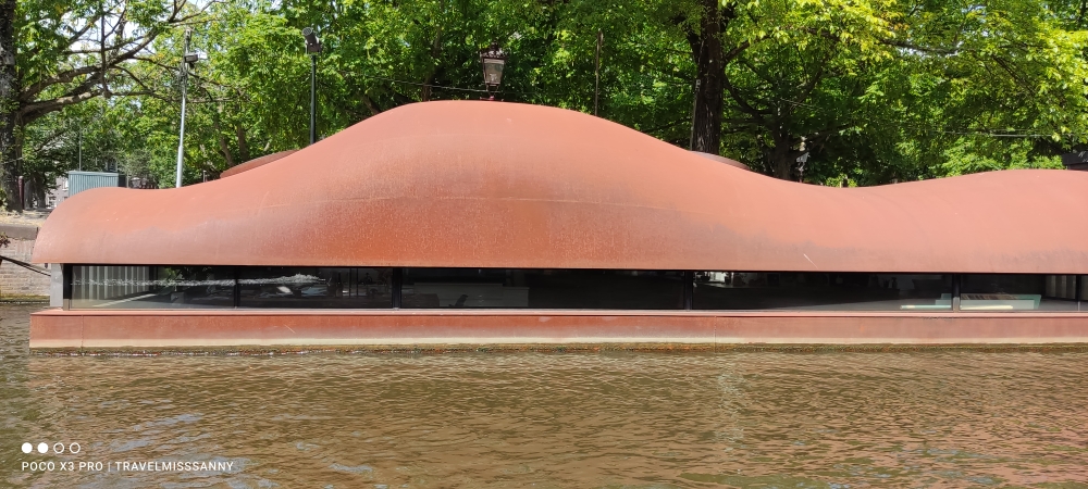 krasses Hausboot in modern style