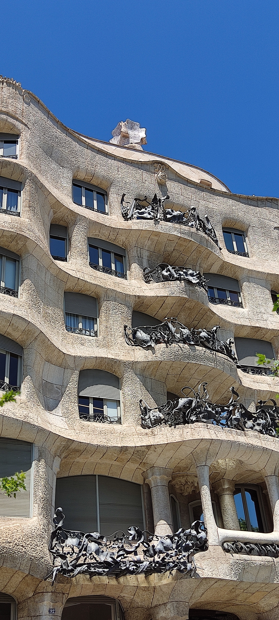 Casa Batlló gilt als eines von Gaudis schönsten Häusern. Ein Wohn-und Gewerbegebäude in einer der exklusivsten Ecken Barcelonas.