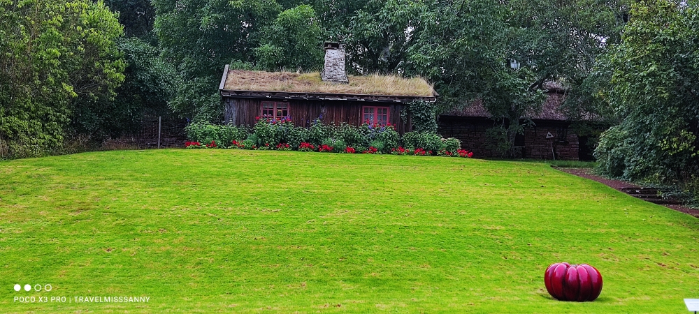 im Schlosspark stehend...mein Haus😉