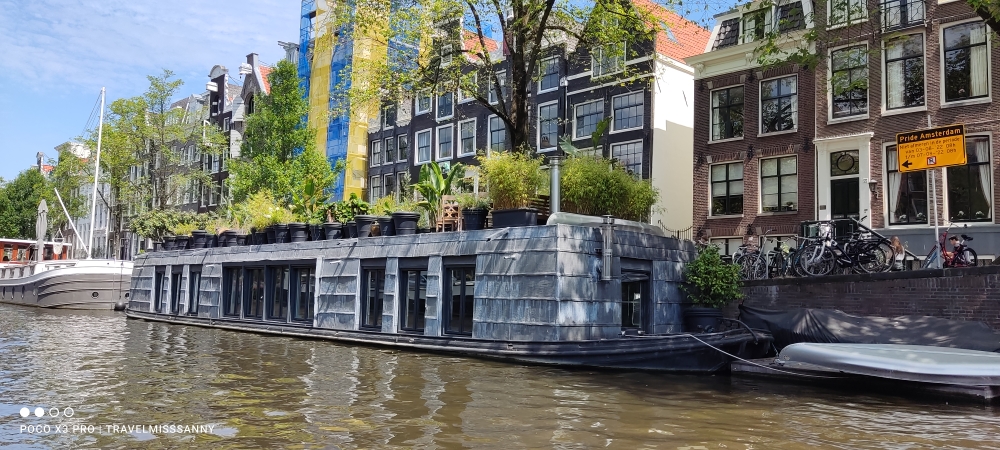 Ein Hausboot neben dem anderen....