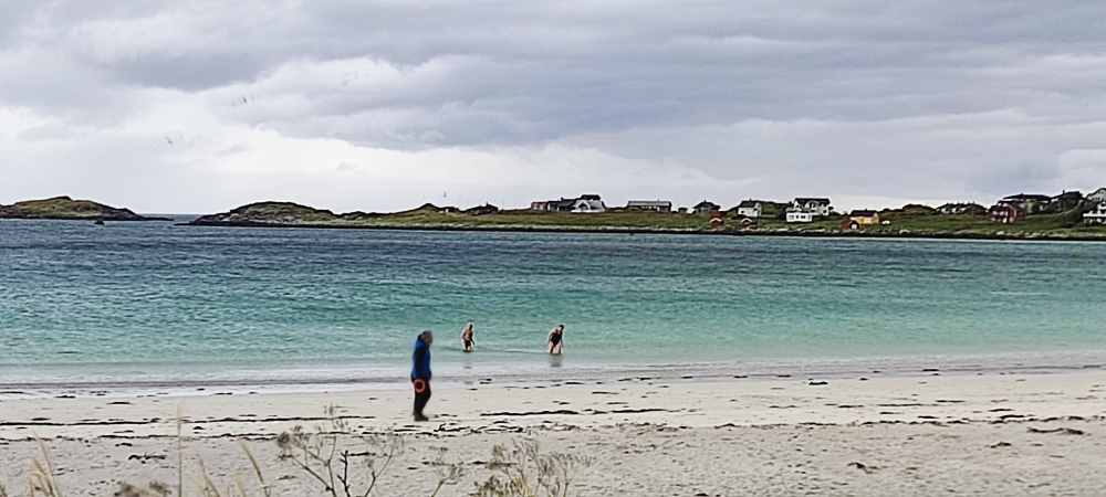 Hier wird gebadet, nix für Weicheier...ich denke es sind norwegische Urlaubsgäste. John ist ja in Deutschland.