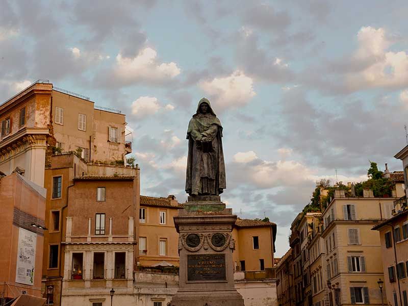 Giordano Bruno 1548 - 1600 blickt zum Petersdom in Rom. by italia.it.