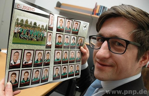 Stolz auf das erste Stickermagazin des SV Pocking: Abteilungsleiter Michael Wahlmüller. − Foto: Bormeth